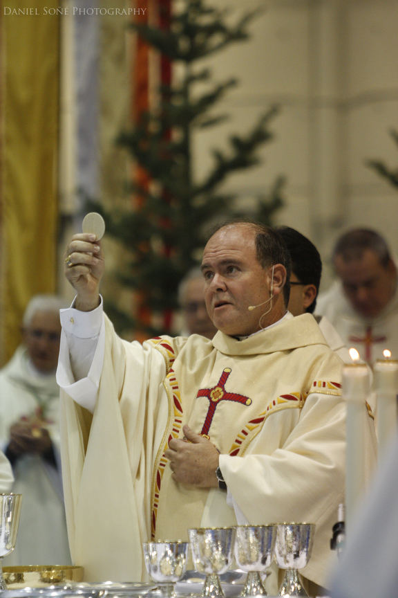 Bishop Fernando Isern celebrating the Eucharist for the first time as a bishop.